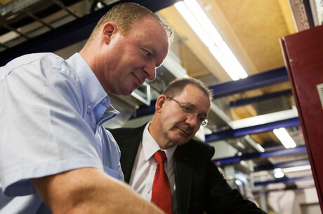 Inginerul Hages de la Kaeser în dicuţie cu colaboratorul Baumgarten de la ZF Friedrichhafen