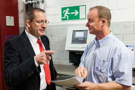 Inginerul Hages de la Kaeser Kompressoren şi colaboratorul Baumharten de la ZF Friedrichshafen discută despre planurile staţiei de aer comprimat