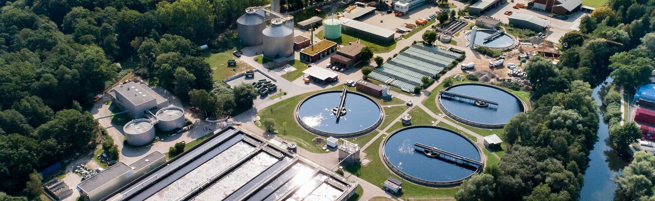 Bazine de limpezire ale stației de tratare Lüneburg.