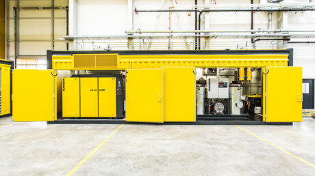 Container de aer comprimat deschis cu compresor cu şurub vizibil de la Kaeser Kompressoren.