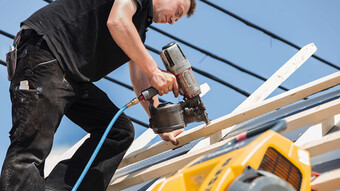 Desigur, compresorul pentru ateliere model i.Comp 3 de la KAESER furnizează întotdeauna cantitatea exactă de aer comprimat, în funcție de necesități.