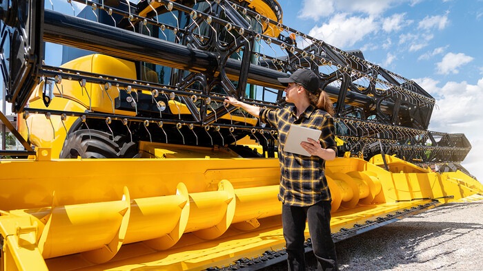 Combina de recoltat este curățată profesional cu un compresor de aer comprimat și verificată pentru depozitarea pe timp de iarnă.