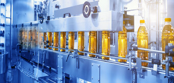 Compresoare de aer comprimat în contact cu alimentele – Tehnologie curată, sigură și fără ulei de la KAESER KOMPRESSOREN în hala de producție.