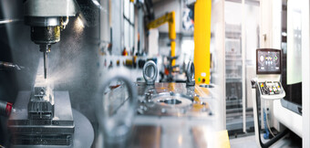 Hală de producție eficientă cu alimentare fiabilă cu aer comprimat – Siguranță maximă în exploatare datorită compresoarelor moderne de aer comprimat de la KAESER KOMPRESSOREN.