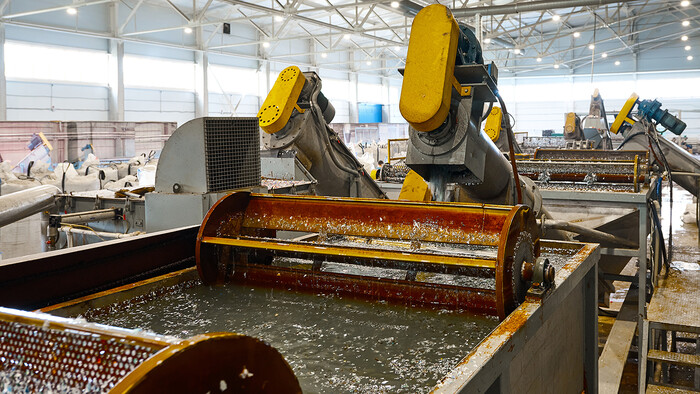 Un compresor de aer comprimat încălzește apa pentru curățarea pieselor cu apă caldă.