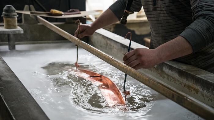 Galvanizare cu apă caldă produsă de un compresor de aer comprimat.