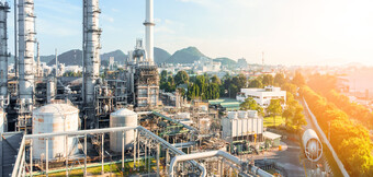 Compresoare de aer comprimat de la KAESER KOMPRESSOREN într-o rafinărie modernă – Tehnologie eficientă, sigură și inovatoare pentru alimentarea fiabilă cu aer comprimat în industria gazelor și a petrolului.