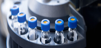 Aer comprimat pur și fără ulei pentru industria farmaceutică și a tehnologiilor medicale – compresoare eficiente de aer comprimat de la KAESER KOMPRESSOREN pentru procese de producție sensibile și încăperi curate.